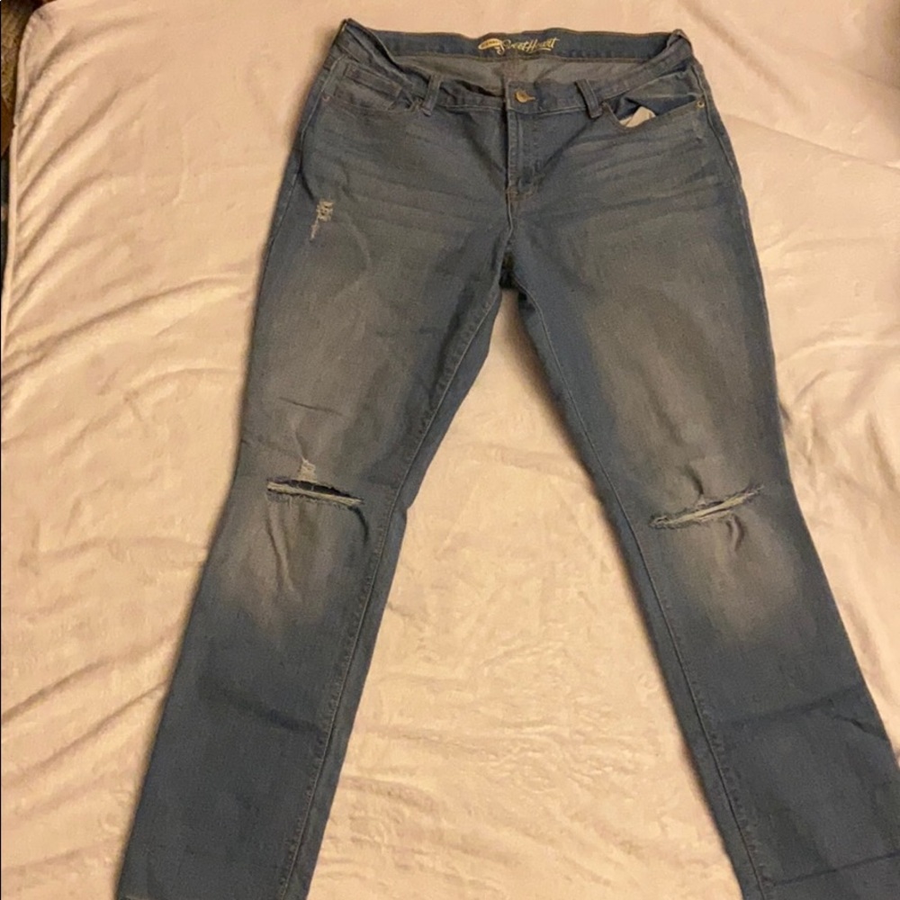 ‼️LAST CHANCE‼️distressed sweetheart jeans